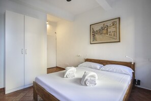 Desk, iron/ironing board, WiFi, bed sheets