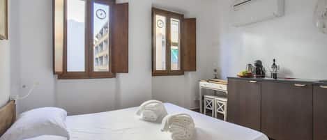 Desk, iron/ironing board, WiFi, bed sheets