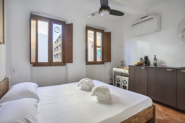 Desk, iron/ironing board, WiFi, bed sheets