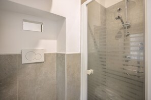 Dusche, Haartrockner, Handtücher
