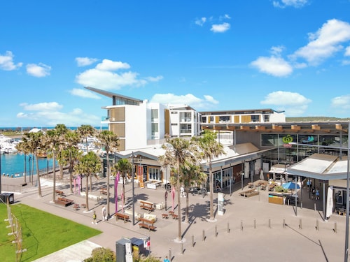 The Loft / Luxurious 2 Bed Abode / Walk to Marina