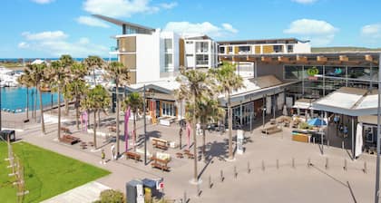 The Loft / Luxurious 2 Bed Abode / Walk to Marina