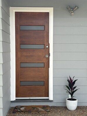 Exterior detail - Tumbi Cottage -Cheerful 3 Bedroom Home with Studio (Tumbi Umbi)