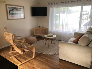 Smart TV, DVD player, stereo - Tumbi Cottage -Cheerful 3 Bedroom Home with Studio (Tumbi Umbi)