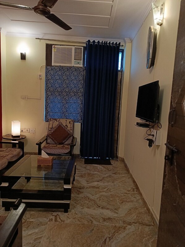 Living area - Couple friendly, Alcohol & Smoking Allowed and Independent Entry (Delhi)