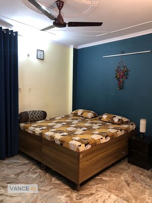 1 bedroom - Couple friendly, Alcohol & Smoking Allowed and Independent Entry (Delhi)