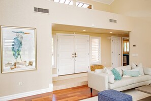 Una Smart TV, una oficina, una pantalla de ordenador, una impresora