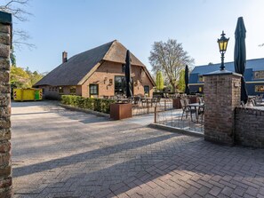 Outdoor dining - Cosy chalet with stunning views of the Veluwe (Hulshorst)
