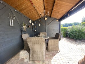 Outdoor dining - Cosy chalet with stunning views of the Veluwe (Hulshorst)