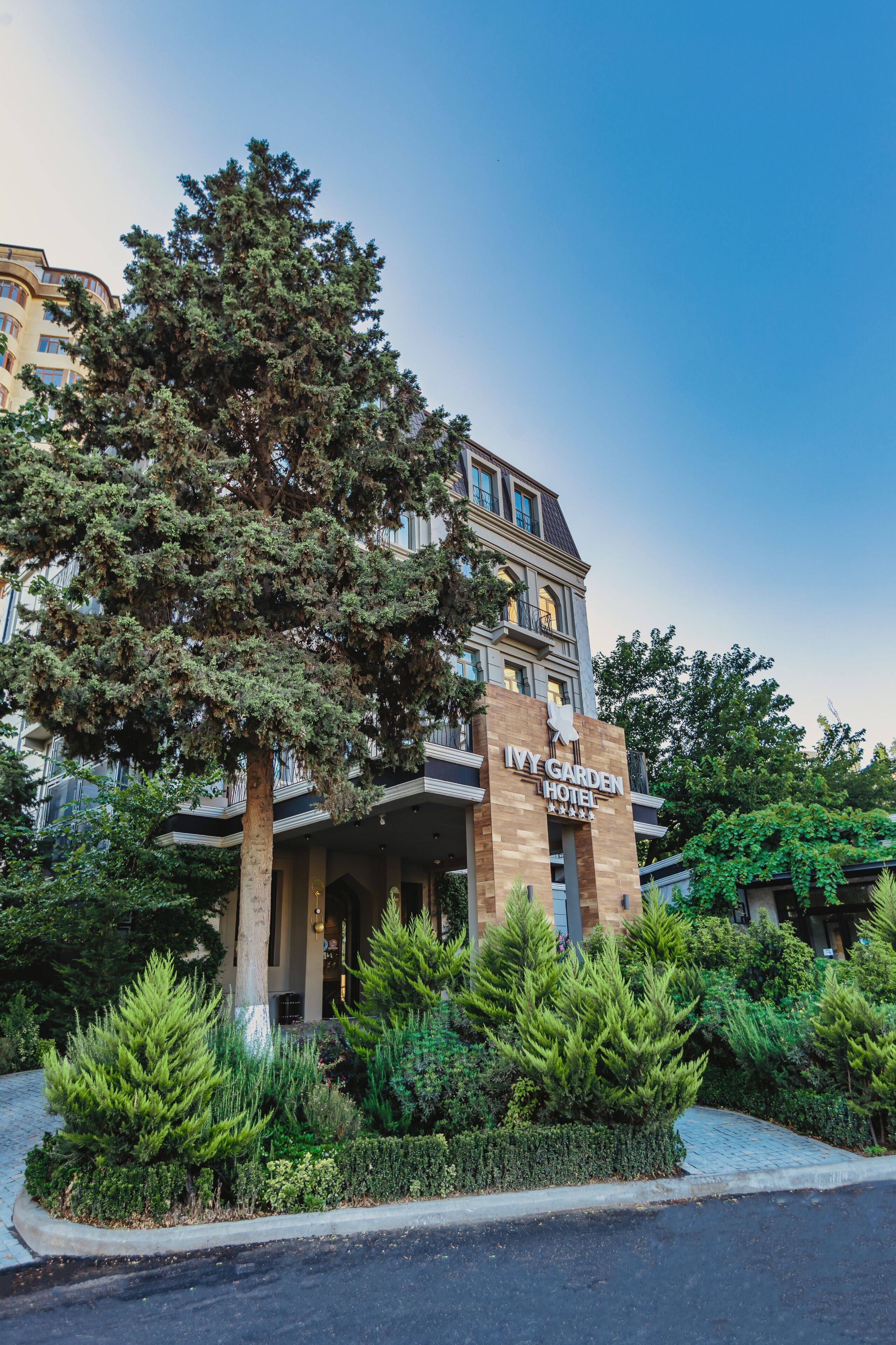 L'hôtel IYF Garden se distingue par un grand arbre qui se trouve devant et par un jardin bien entretenu.