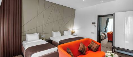 Kamar Triple Standar | Seprai premium, minibar, brankas, dan didekorasi berbeda-beda