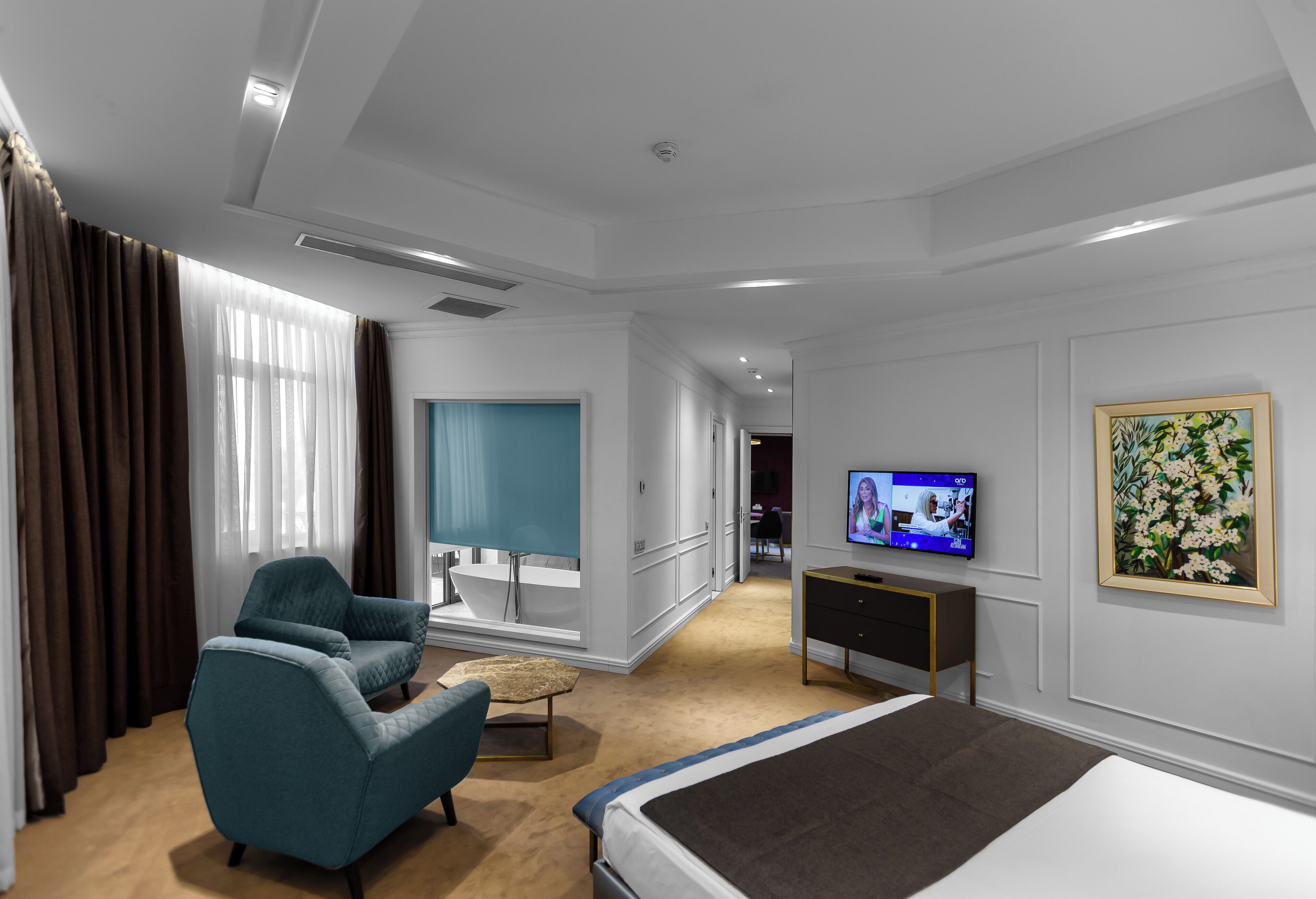 Sengetøy av topp kvalitet, minibar og safe på rommet