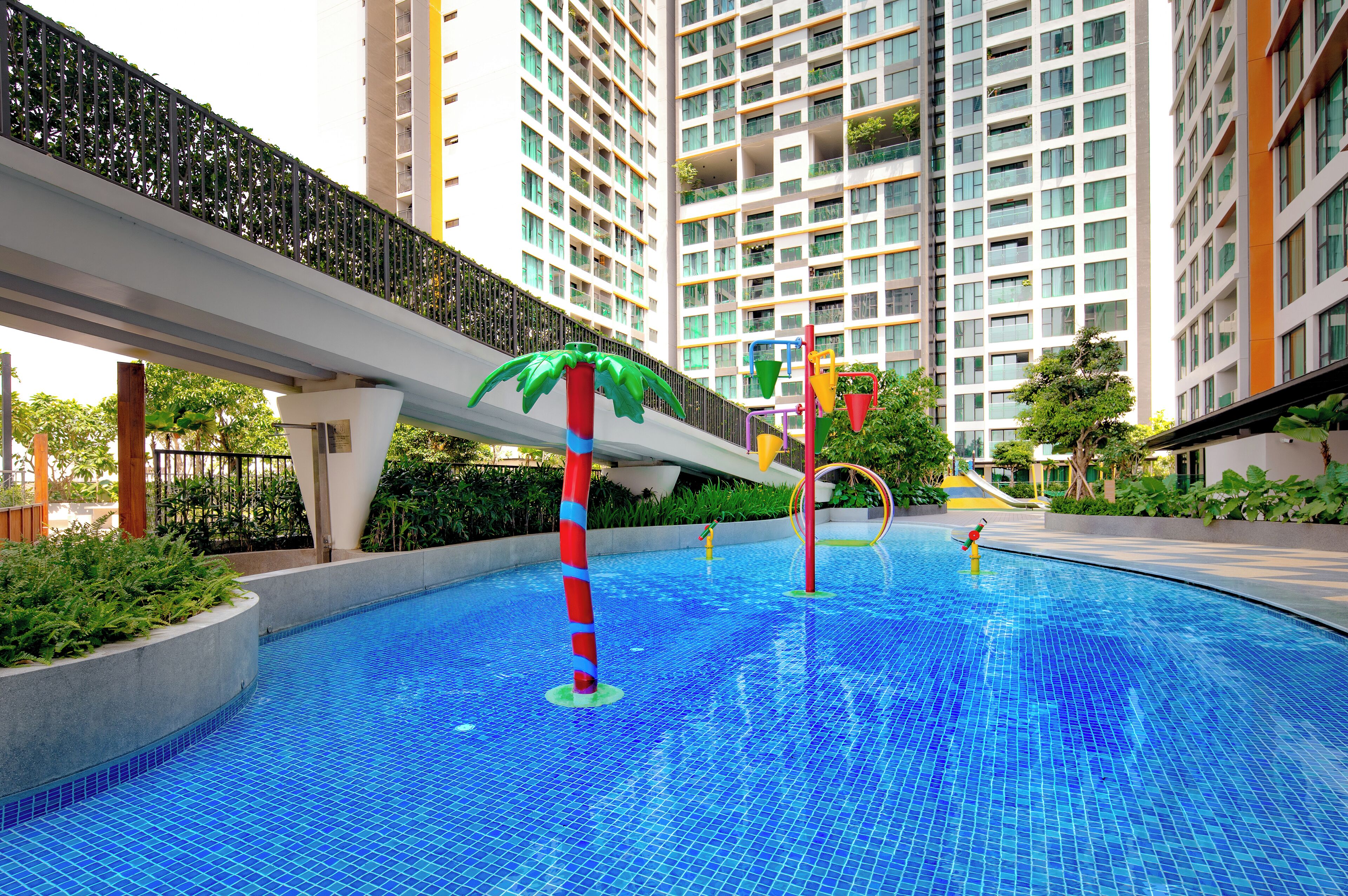 Alberca al aire libre y alberca climatizada