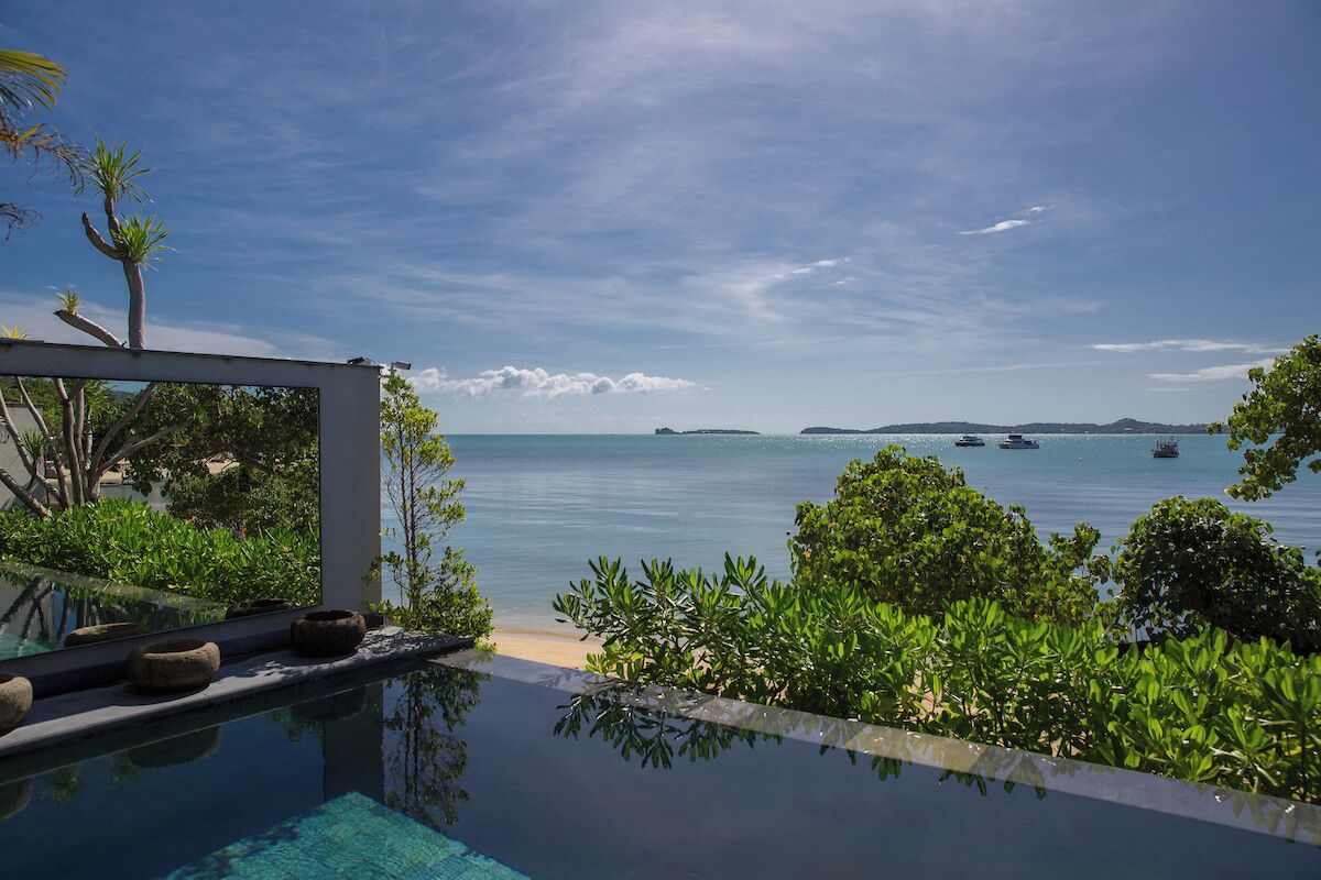 Una piscina al aire libre