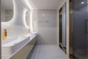 Family Quadruple Room | Bathroom | Designer toiletries, hair dryer, bathrobes, slippers