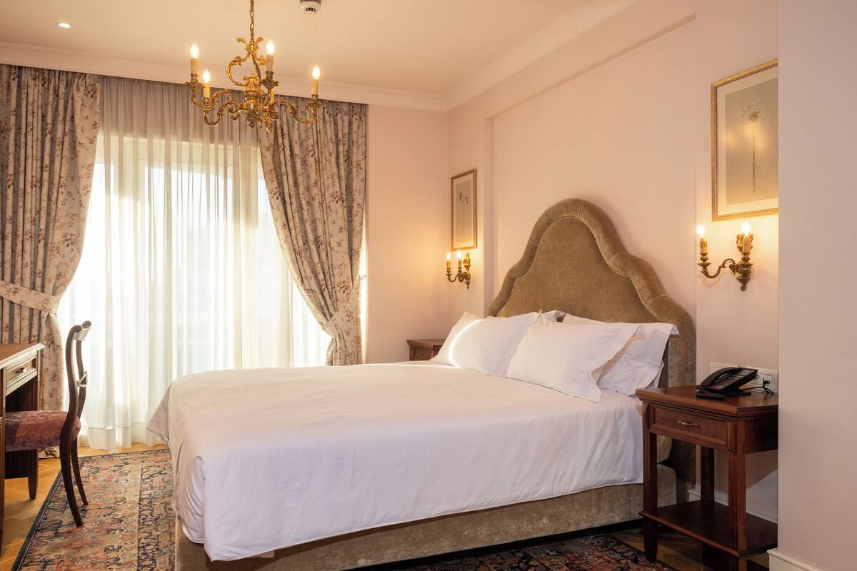 Deluxe Room | In-room safe, soundproofing, iron/ironing board (on request), free WiFi
