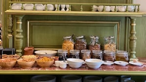 Un buffet proposant une variété de plats et de plats de service.