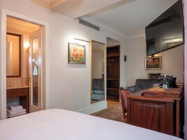 In-room safe, soundproofing, iron/ironing board, free WiFi