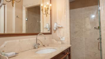 Kamar Ekonomi | Kamar mandi | Perlengkapan mandi desainer, pengering rambut, dan sandal