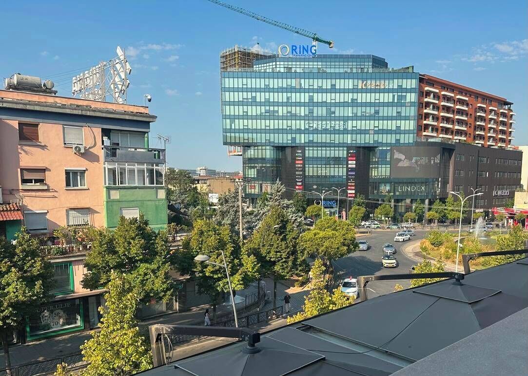 Un edificio moderno con fachada de vidrio y el nombre 'ORING' en la parte superior.