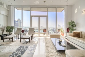 Flat-screen TV - Waterfront Sea View Apt w/ Wow Factor on The Palm (Dubai)