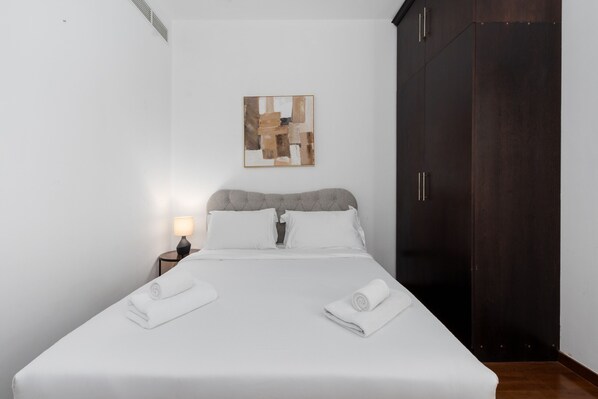 3 bedrooms, premium bedding, iron/ironing board, WiFi
