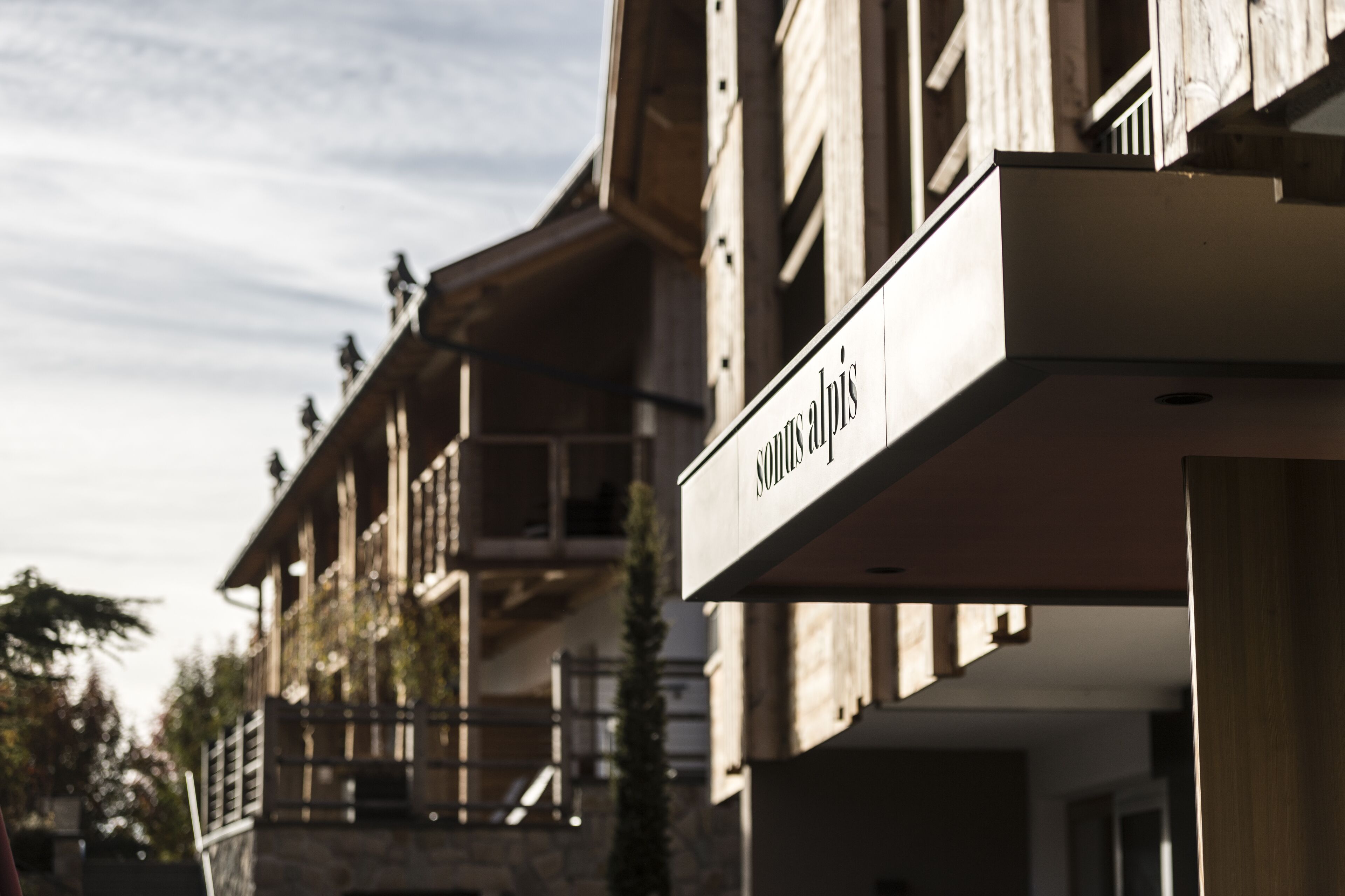 Un letrero de hotel con el nombre 'Schloss Alpinis'.