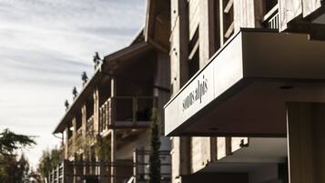 Un letrero de hotel con el nombre 'Schloss Alpinis'.