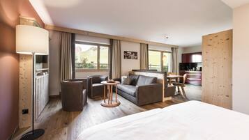 Ropa de cama hipoalergénica y caja de seguridad en la habitación