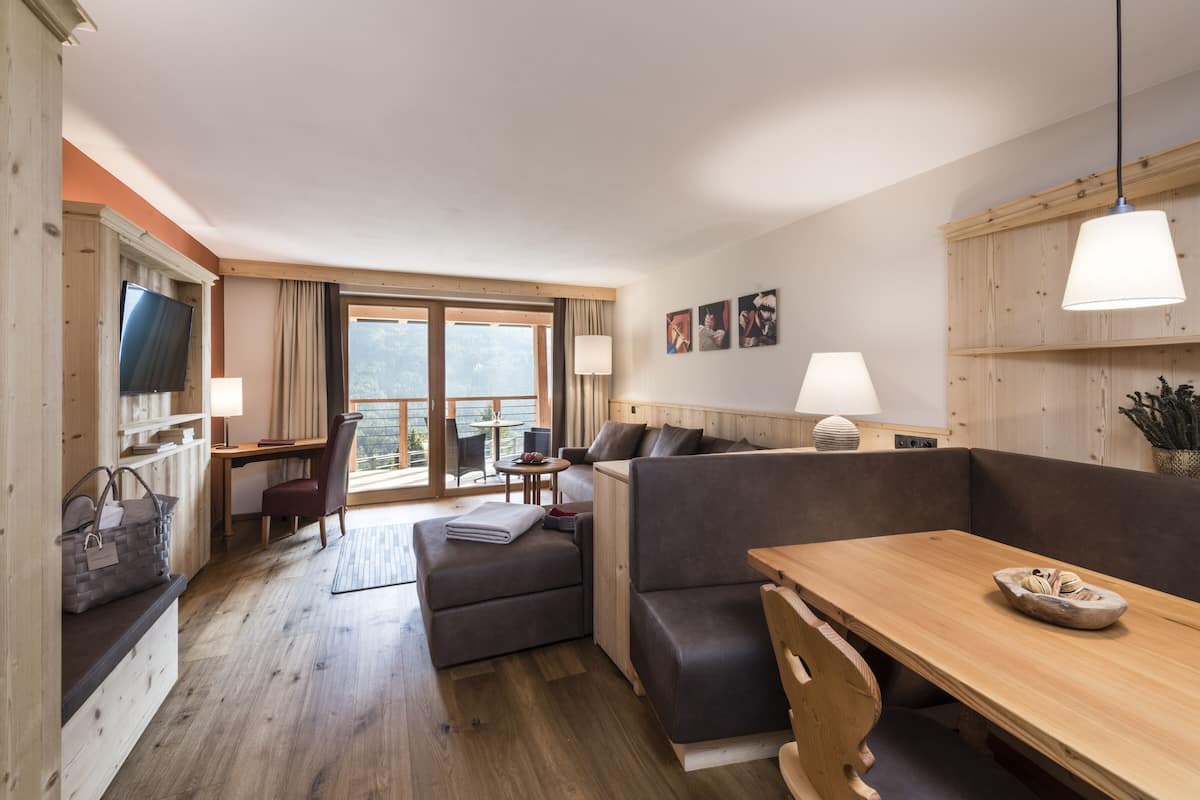 Deluxe Suite | 1 bedroom, hypo-allergenic bedding, in-room safe, free WiFi