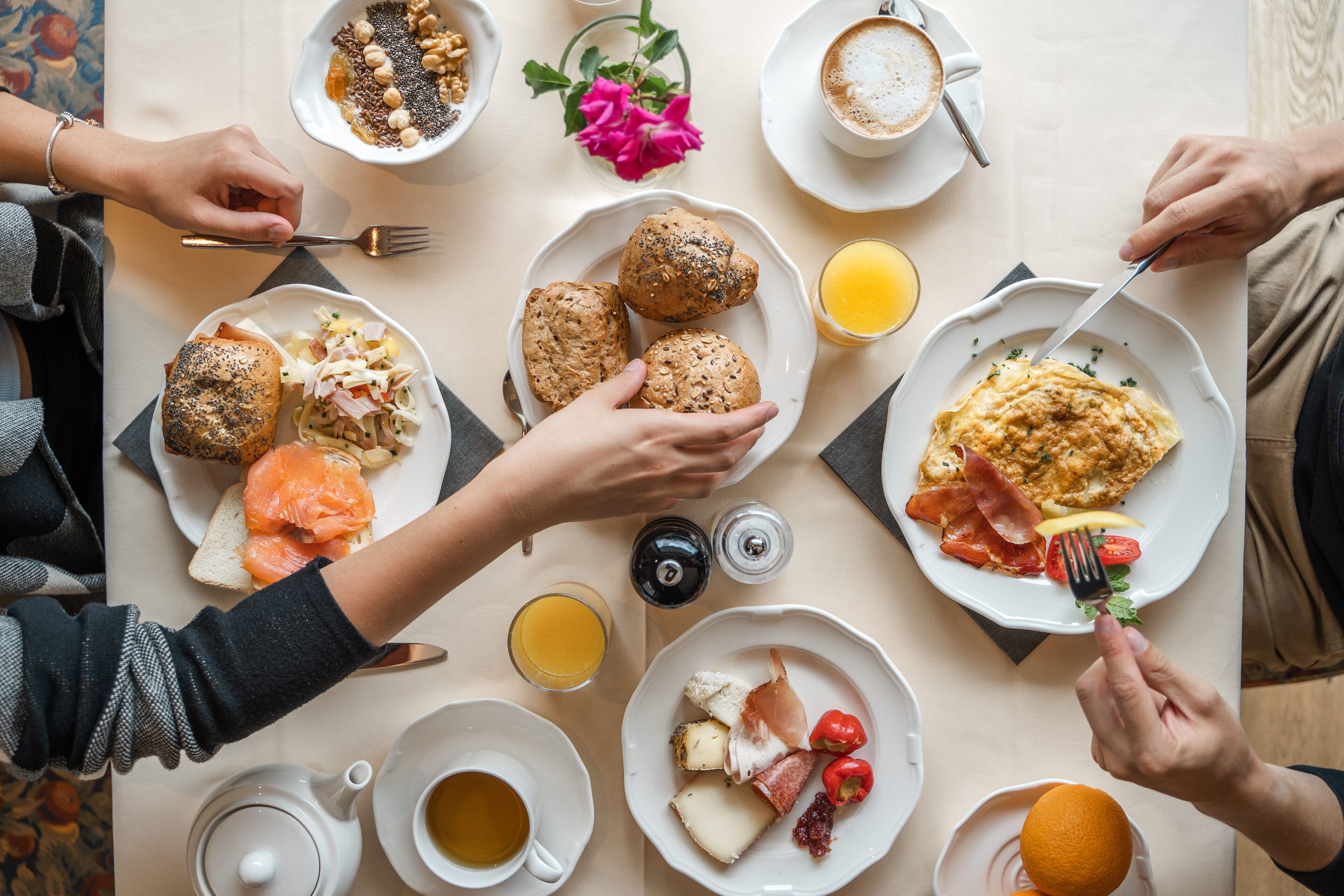 Una mesa con diversos alimentos y bebidas para el desayuno.