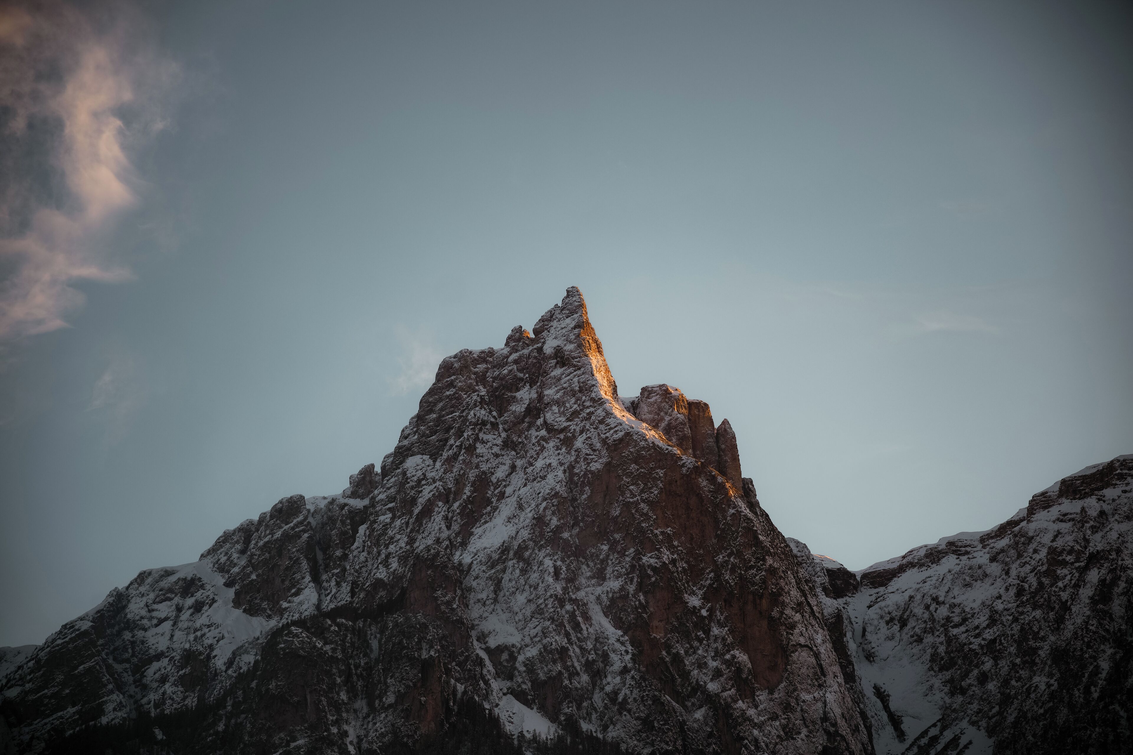 Un sommet de montagne enneigé, sous un ciel dégagé.