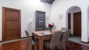 Kondo Deluks | Makan di kamar