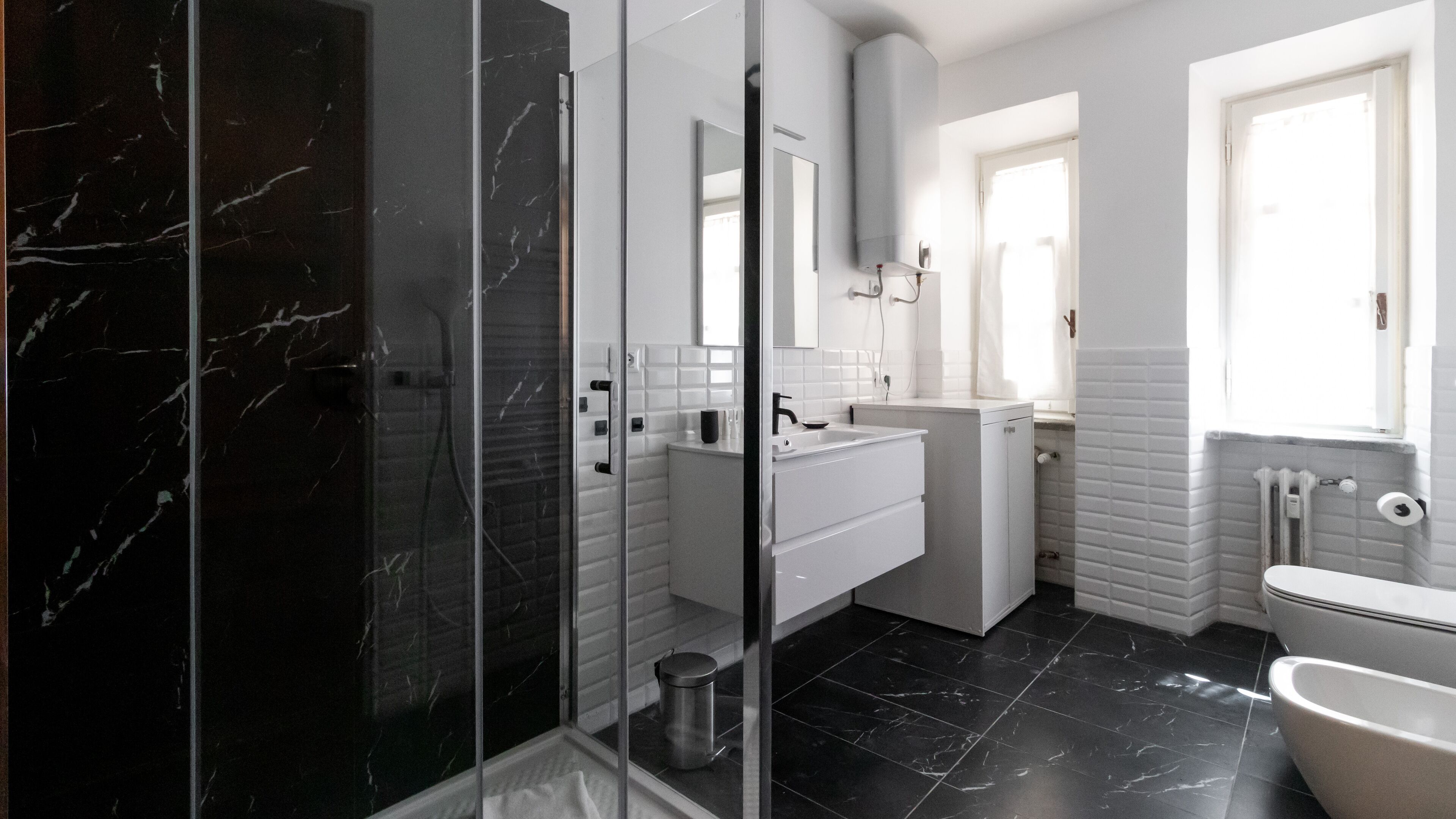 Een douche, een haardroger, een bidet, handdoeken