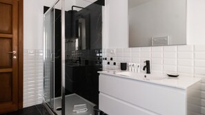Shower, hair dryer, bidet, towels - Italianway Collection - Barberini (Rome)