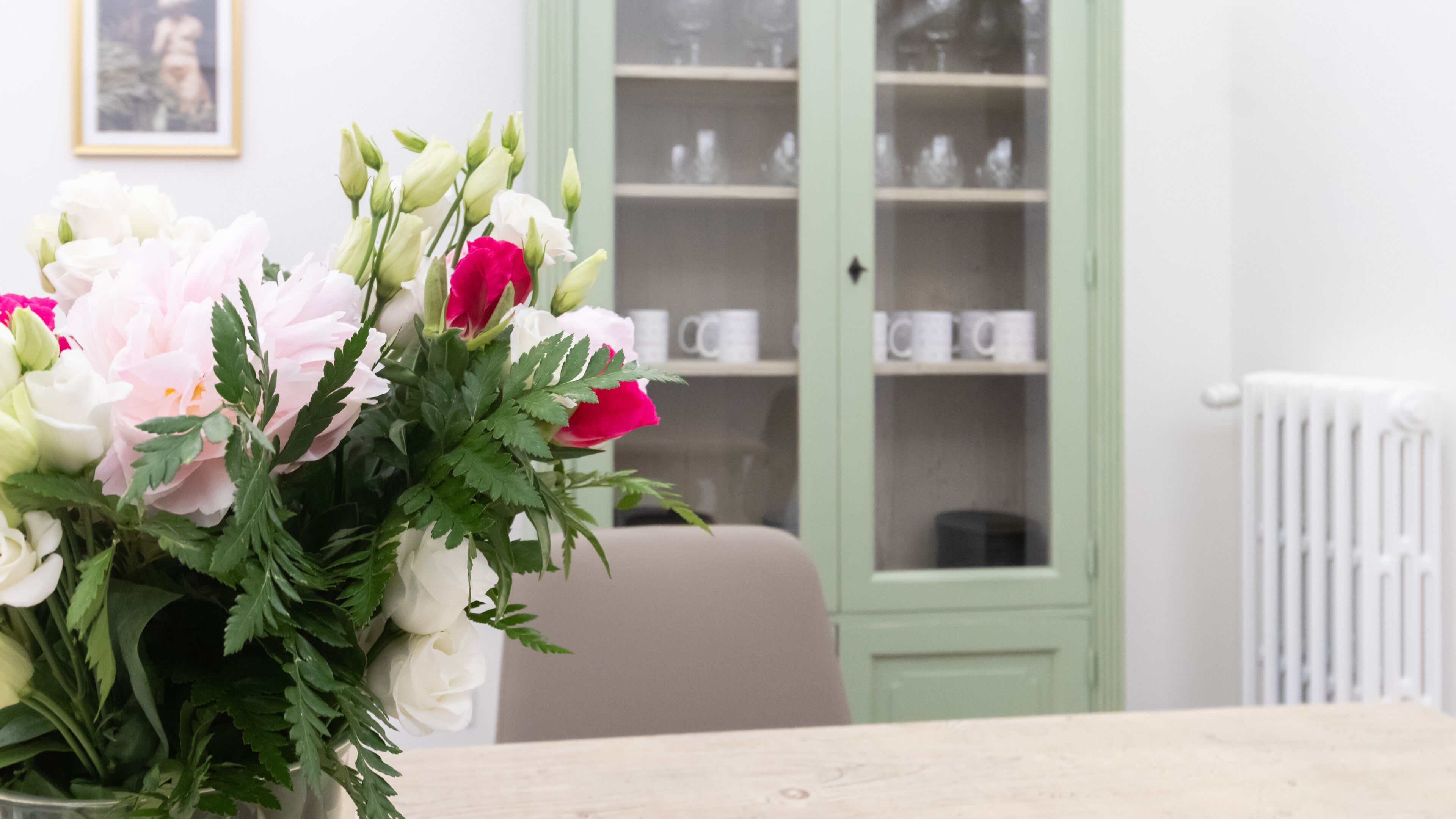 Un vaso con un bouquet di fiori su un tavolo.