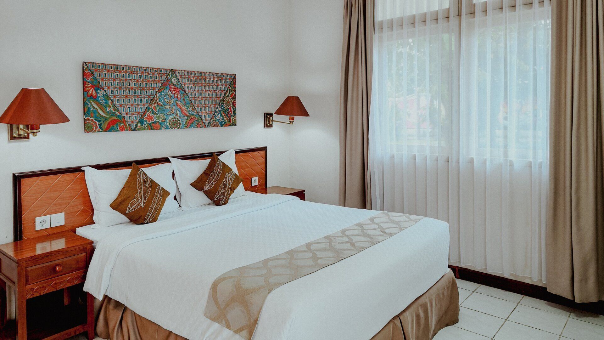 Desk, free WiFi, bed sheets