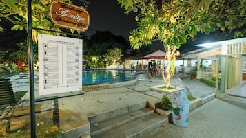 Una piscina al aire libre