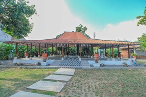 Garden - Royal Brongto Hotel (Yogyakarta)