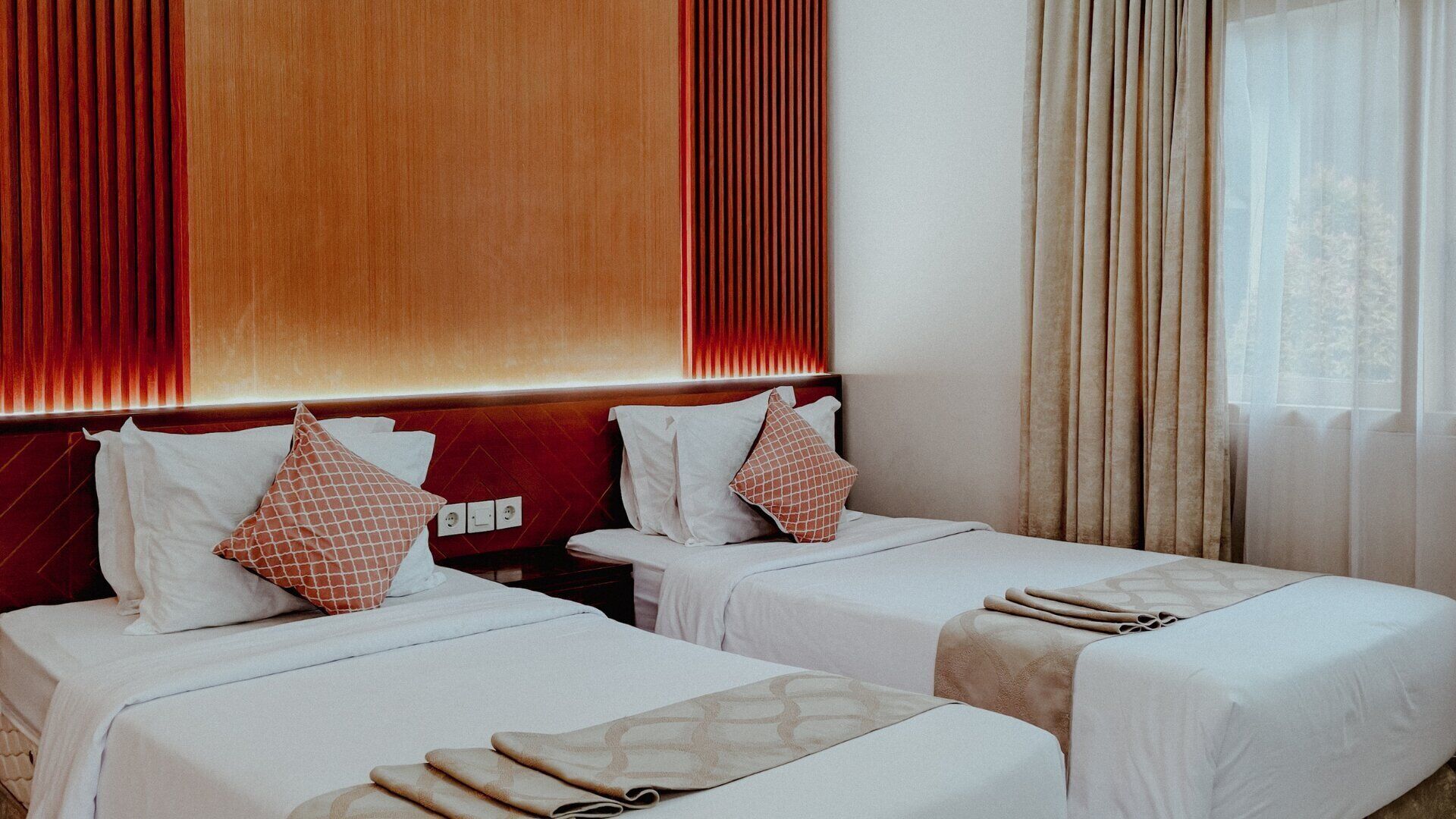 Separate tub and shower, hydromassage showerhead, free toiletries