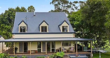 Charming 5 bed cottage with fire place and spa