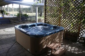 Outdoor spa tub