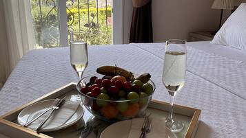 Doppelzimmer | Minibar, Zimmersafe, individuell dekoriert, kostenloses WLAN