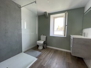 Dusche, Haartrockner, Handtücher, Seife