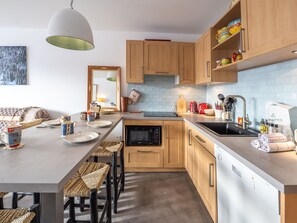 Een koelkast, een magnetron, een vaatwasser