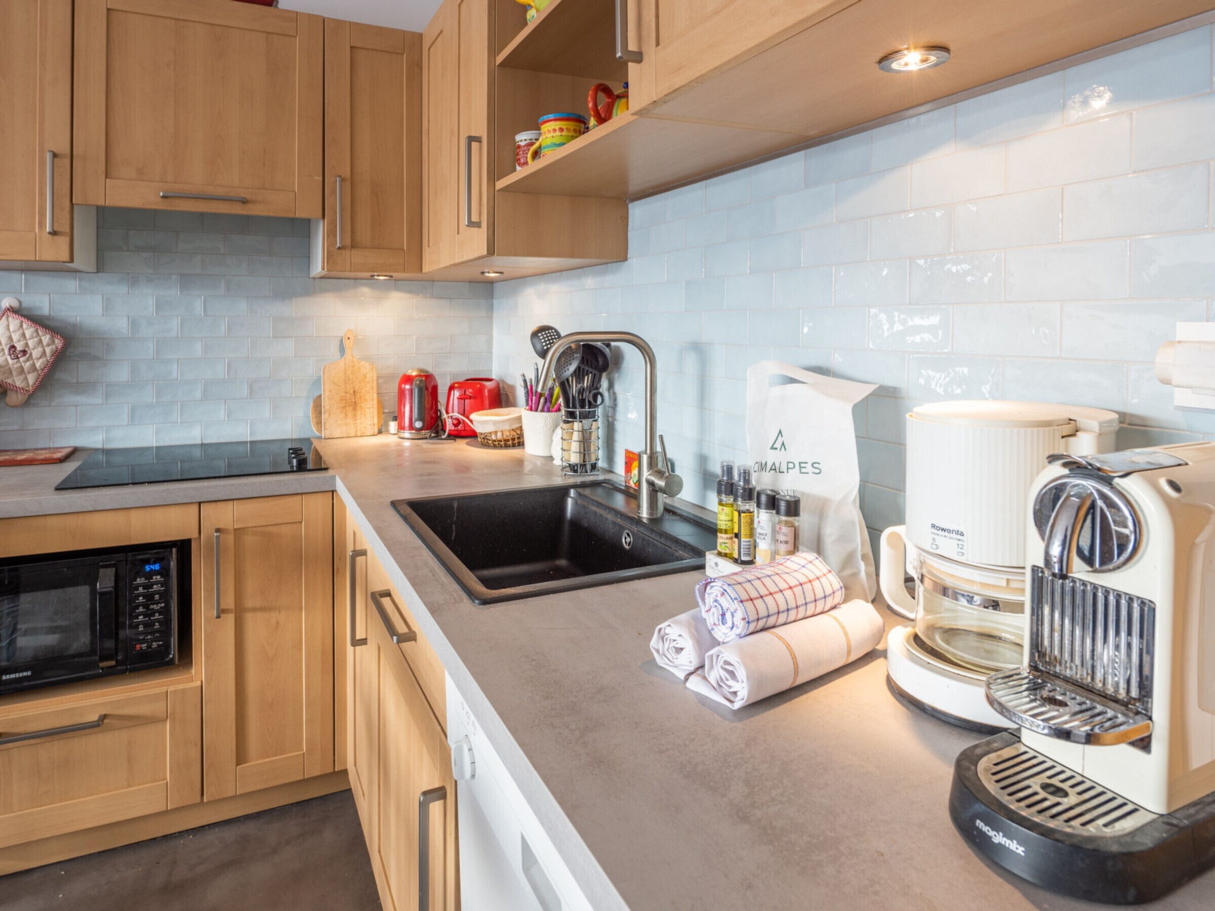 Fridge, microwave, dishwasher, coffee/tea maker