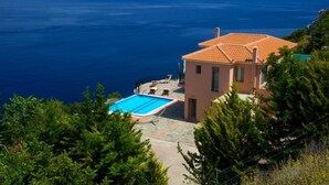 A house with a swimming pool and a view of the sea. - Villa Alkionis in Kefalonia (Skala Kefalonia)