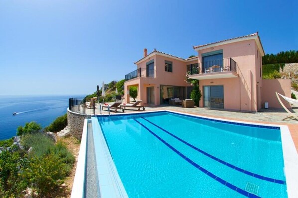 A two-story house with a swimming pool, a balcony, and a view of the sea. - Villa Alkionis in Kefalonia (Skala Kefalonia)
