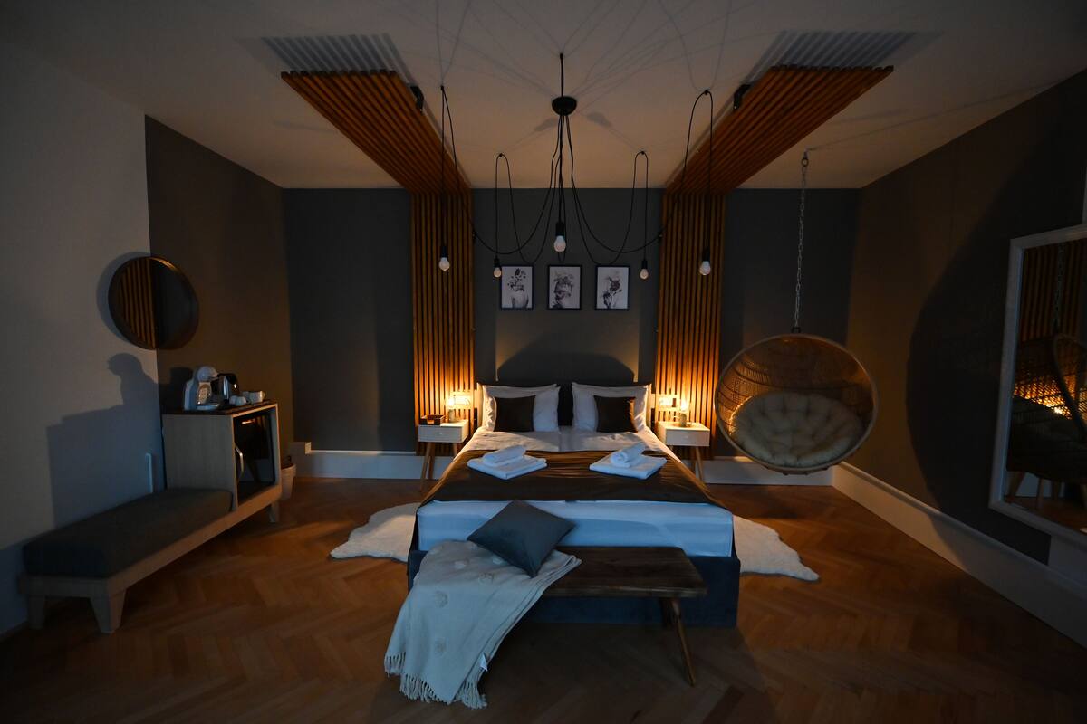 King Superior | 1 bedroom, hypo-allergenic bedding, blackout curtains, free WiFi