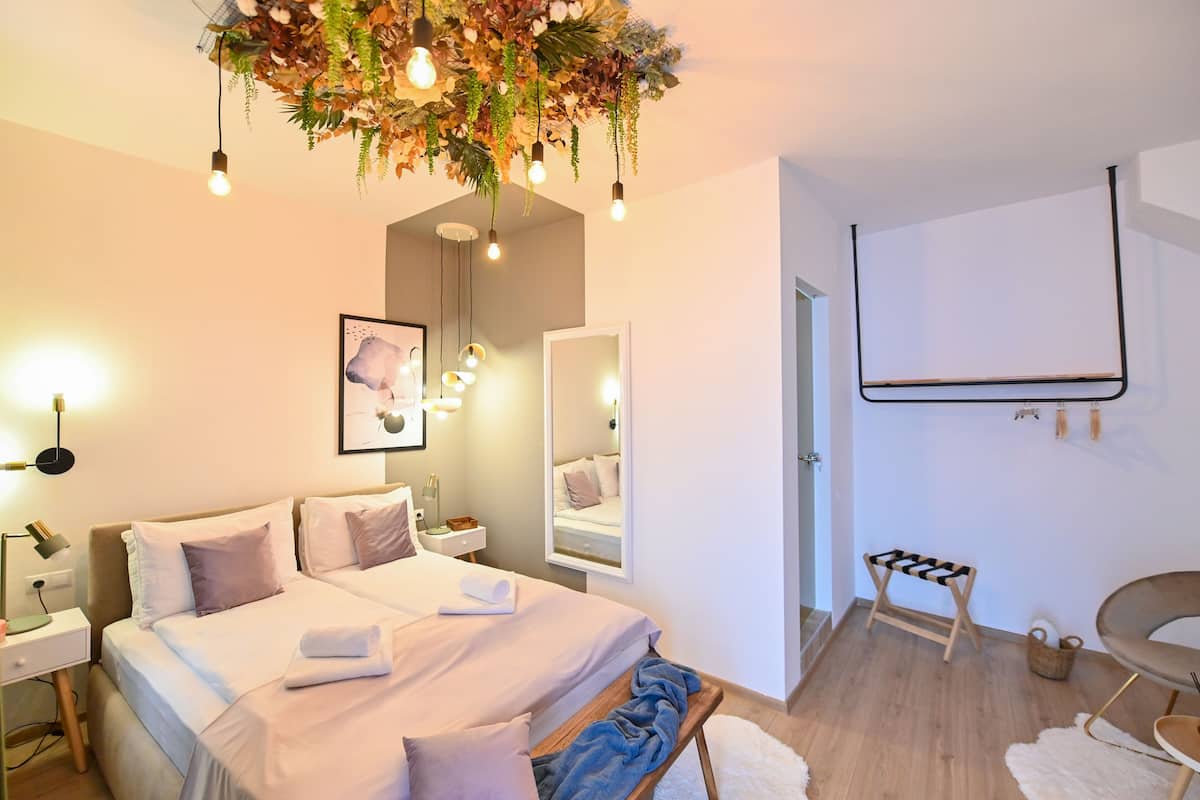 Double Deluxe | 1 bedroom, hypo-allergenic bedding, blackout curtains, free WiFi